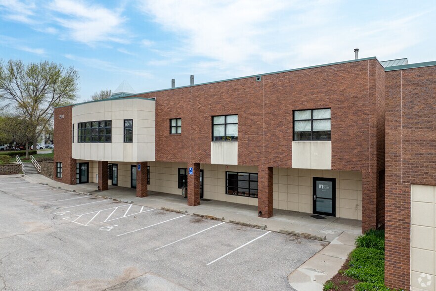 201 S 68th St Pl, Lincoln, NE à vendre - Photo de l’immeuble – Image 3 sur 6