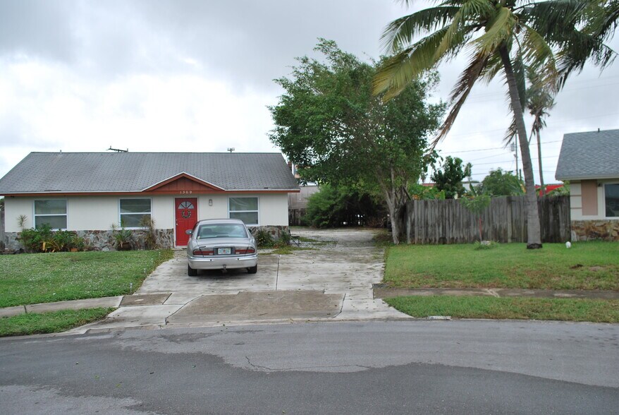1309 W Frangipani Cir, Lake Worth, FL à vendre - Photo de l’immeuble – Image 2 sur 15