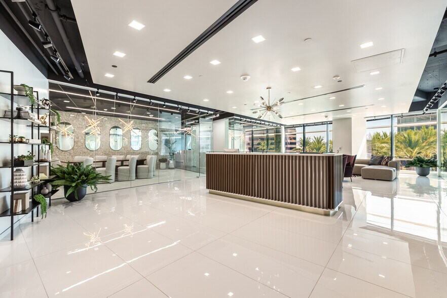 2325 E Camelback Rd, Phoenix, AZ à louer - Photo intérieure – Image 2 sur 33