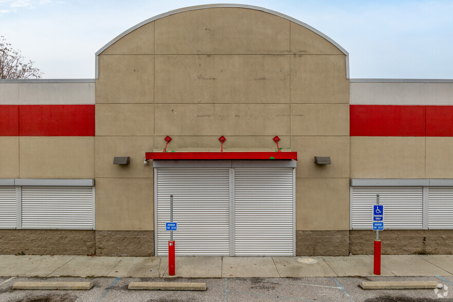580 Vernon Odom Blvd, Akron, OH à louer - Photo de l’immeuble – Image 3 sur 10