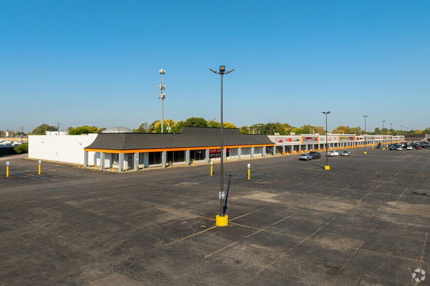 2802 N Lafayette Rd, Indianapolis, IN à louer - Photo de l’immeuble – Image 1 sur 28