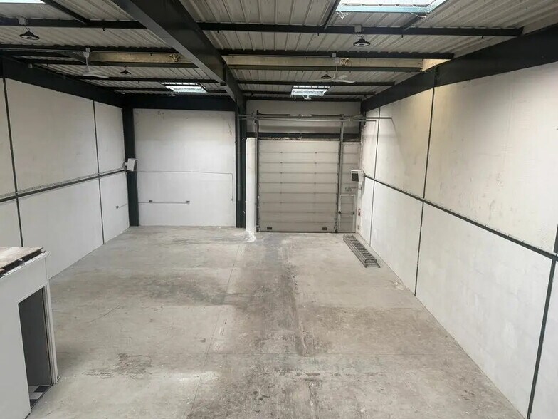 Local d’activités dans Villepinte à louer - Photo de l’immeuble – Image 2 sur 4