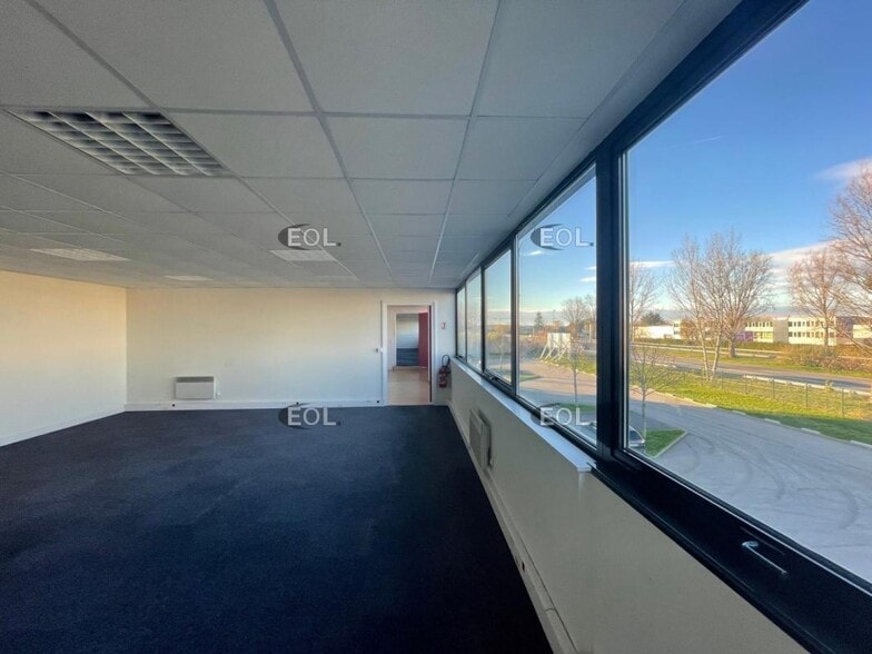Industriel/Logistique dans Élancourt à louer - Photo de l’immeuble – Image 3 sur 4