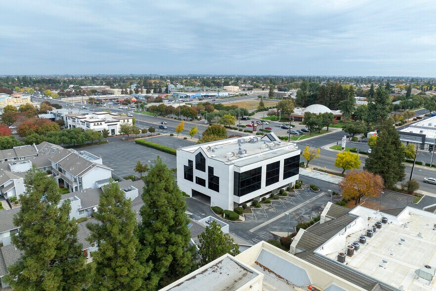 1501 Oakdale Rd, Modesto, CA à louer - Photo de l’immeuble – Image 2 sur 6