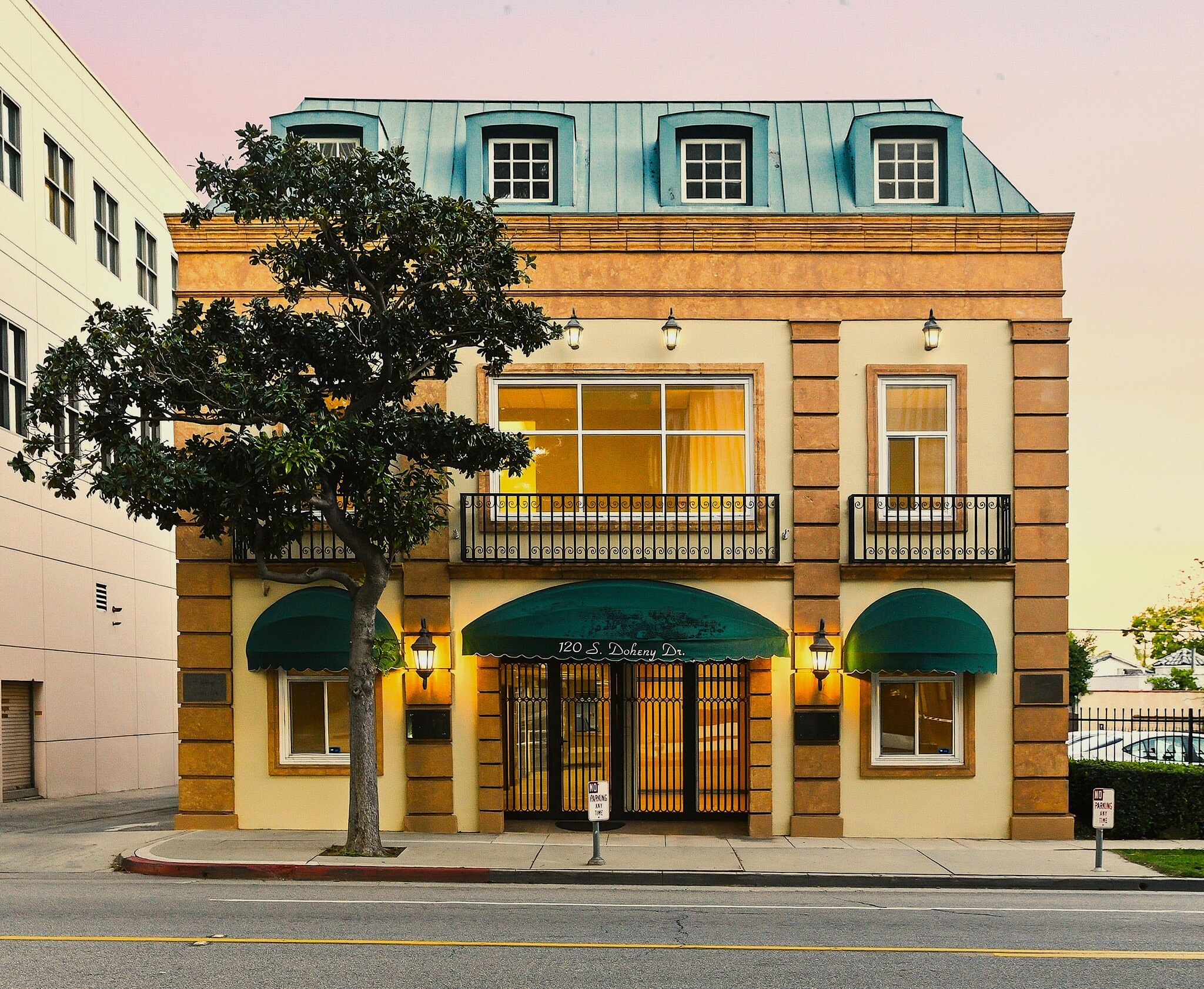 120 S Doheny Dr, Beverly Hills, CA à louer Photo principale– Image 1 sur 13