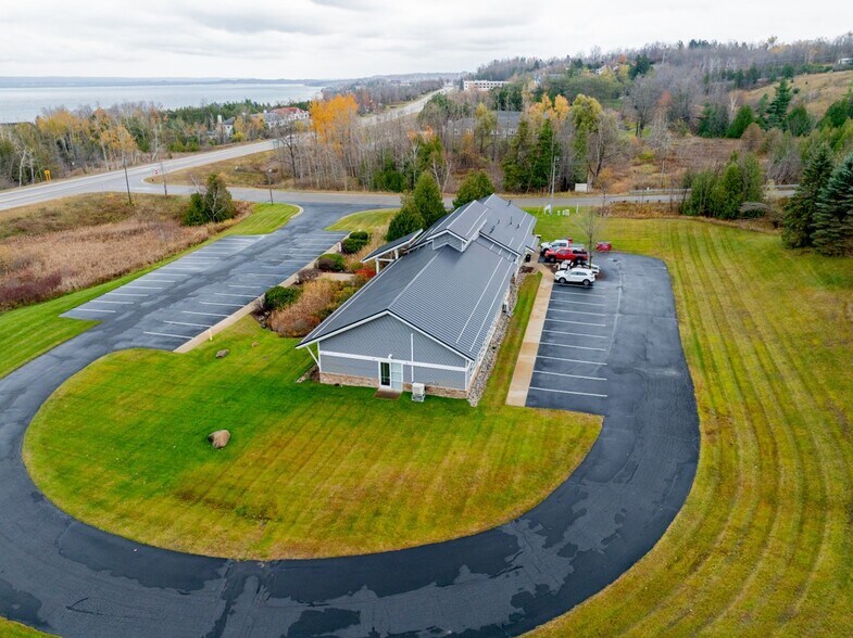 2940 Parkview Dr, Petoskey, MI à vendre - Photo de l’immeuble – Image 3 sur 8