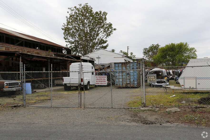 305 Ahern St, Sacramento, CA à louer - Photo de l’immeuble – Image 2 sur 3