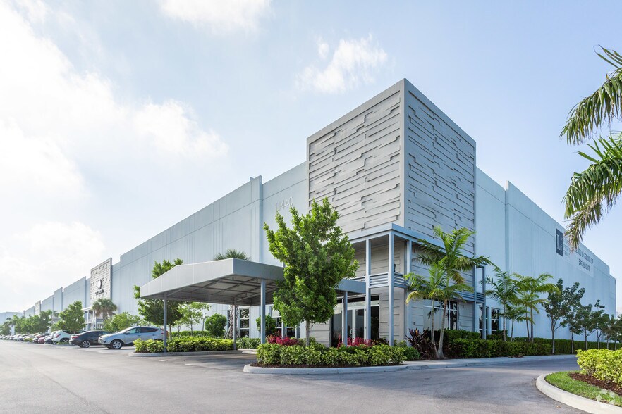 11440 NW 122nd St, Medley, FL à louer - Photo de l’immeuble – Image 2 sur 12