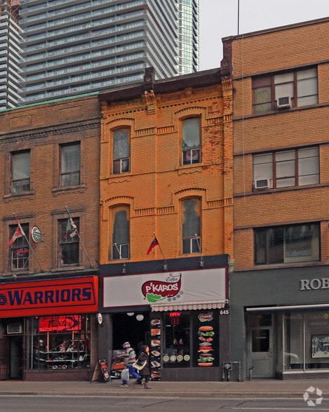 645 Yonge St, Toronto, ON à louer - Photo principale – Image 1 sur 3