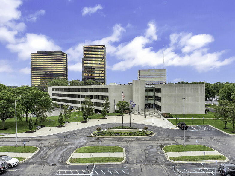 20500 Civic Center Dr, Southfield, MI à vendre - Photo de l’immeuble – Image 2 sur 18
