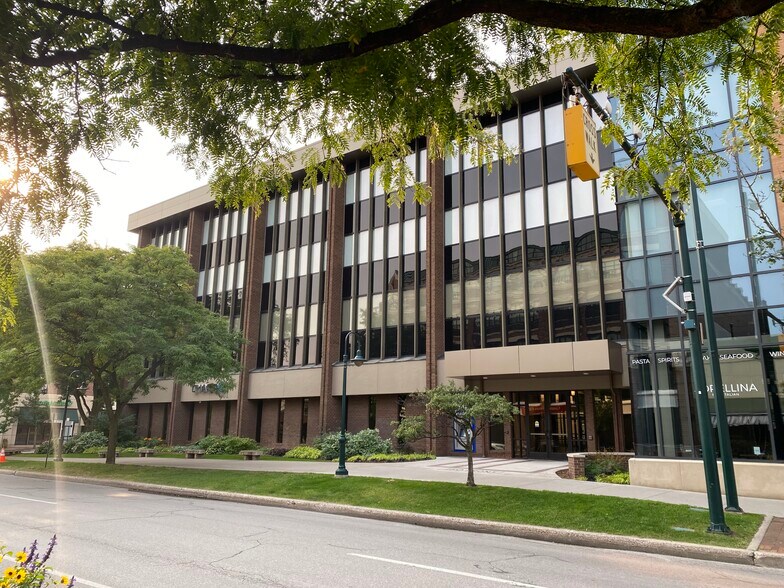 250 E Front St, Traverse City, MI à louer - Photo de l’immeuble – Image 2 sur 8