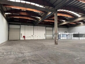 Local d'activités dans Saint-Priest à vendre Photo intérieure– Image 2 sur 3