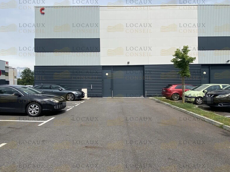 Local d’activités dans Neuville-sur-Oise à louer - Photo de l’immeuble – Image 3 sur 4