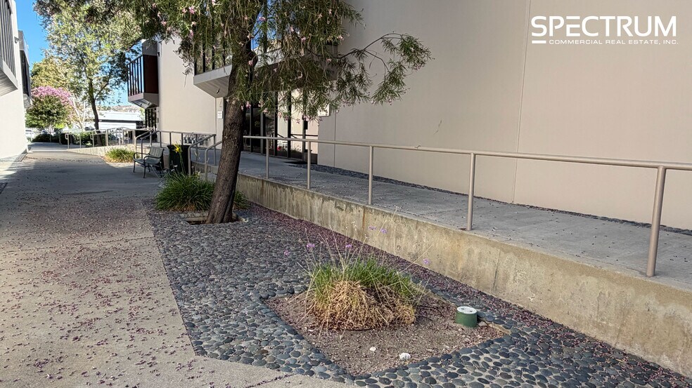 27821 Fremont Ct, Valencia, CA à vendre - Photo de l’immeuble – Image 3 sur 8