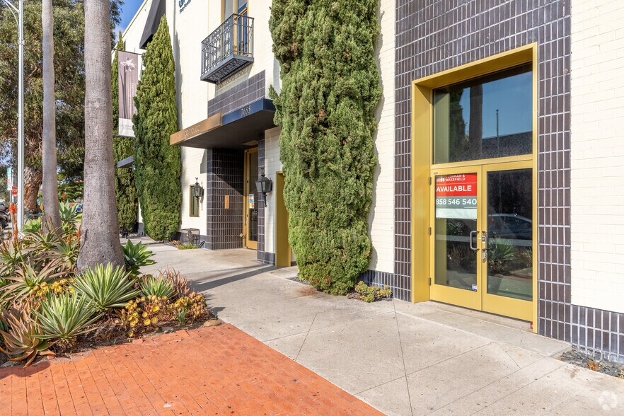 7661 Girard Ave, La Jolla, CA à louer - Photo de l’immeuble – Image 3 sur 11