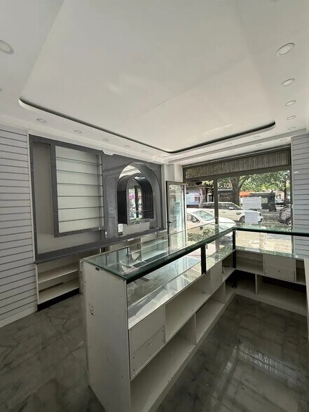 Local commercial dans Paris à louer - Photo intérieure – Image 1 sur 7