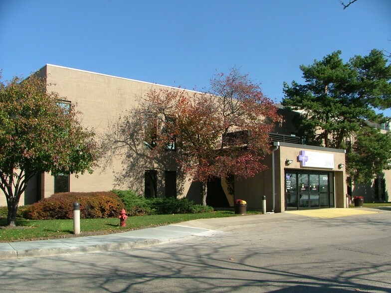 890 S Garfield Ave, Libertyville, IL à louer - Photo de l’immeuble – Image 3 sur 4