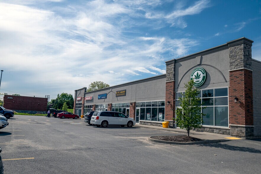 220 Main St, Loyalist, ON à louer - Photo de l’immeuble – Image 3 sur 10