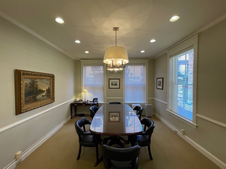 211 5th St NE, Charlottesville, VA à louer - Photo intérieure – Image 3 sur 12