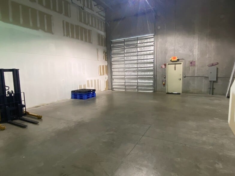 585 NW Mercantile Pl, Port Saint Lucie, FL à vendre - Photo de l’immeuble – Image 3 sur 55