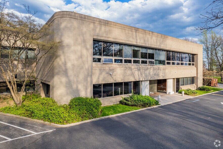 3111 New Hyde Park Rd, New Hyde Park, NY à louer - Photo principale – Image 2 sur 16