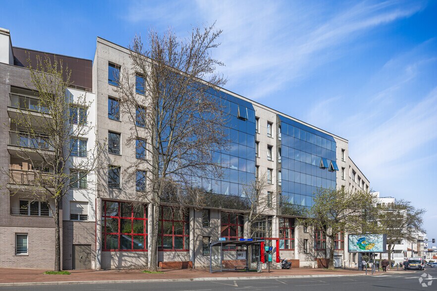 Bureau dans Issy-les-Moulineaux à vendre - Photo de l’immeuble – Image 2 sur 2