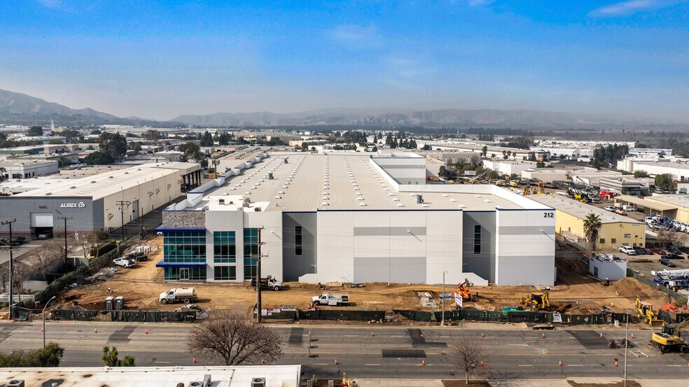 212 N Smith Ave, Corona, CA à louer - Photo de l’immeuble – Image 2 sur 29