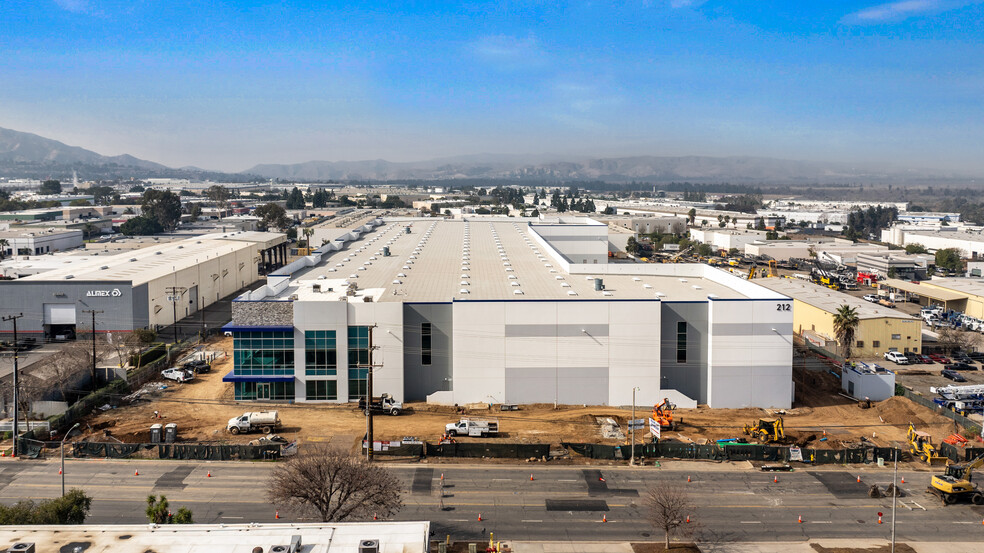 212 N Smith Ave, Corona, CA à louer - Photo de l’immeuble – Image 3 sur 30