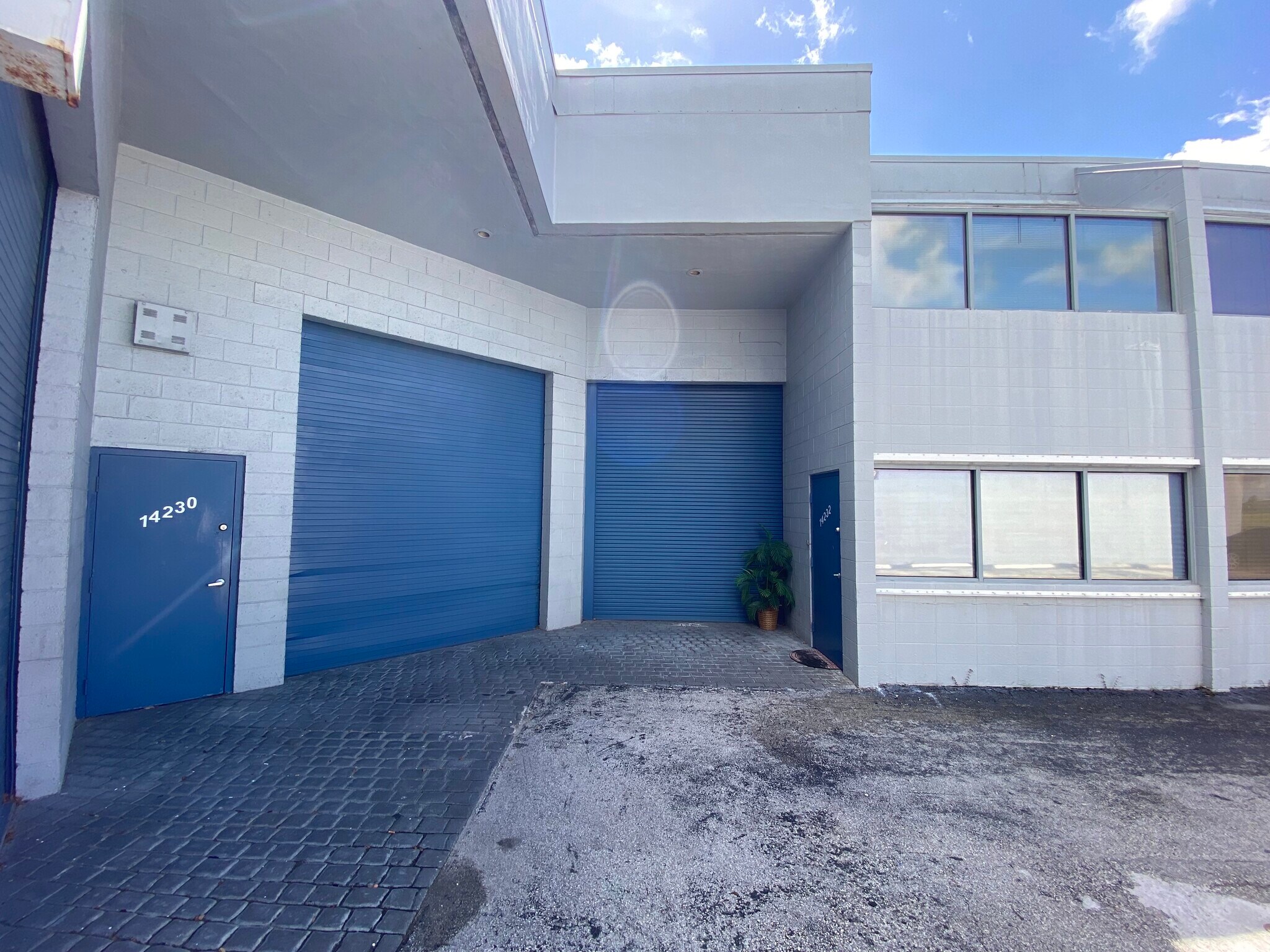 14200-14238 SW 136th St, Miami, FL à louer Photo de l’immeuble– Image 1 sur 7