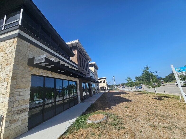 303 E Eldorado Pky, Little Elm, TX à louer - Photo de l’immeuble – Image 3 sur 7