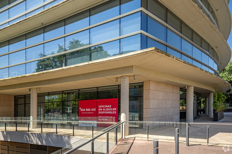 Avinguda Can Fatjó dels Aurons, 9, Cerdanyola del Vallès, Barcelona à louer - Photo de l’immeuble – Image 3 sur 4