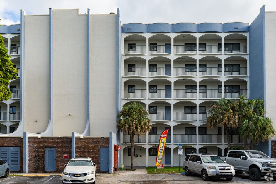 2601-2611 NW 56th Ave, Lauderhill, FL à vendre - Photo de l’immeuble – Image 2 sur 4