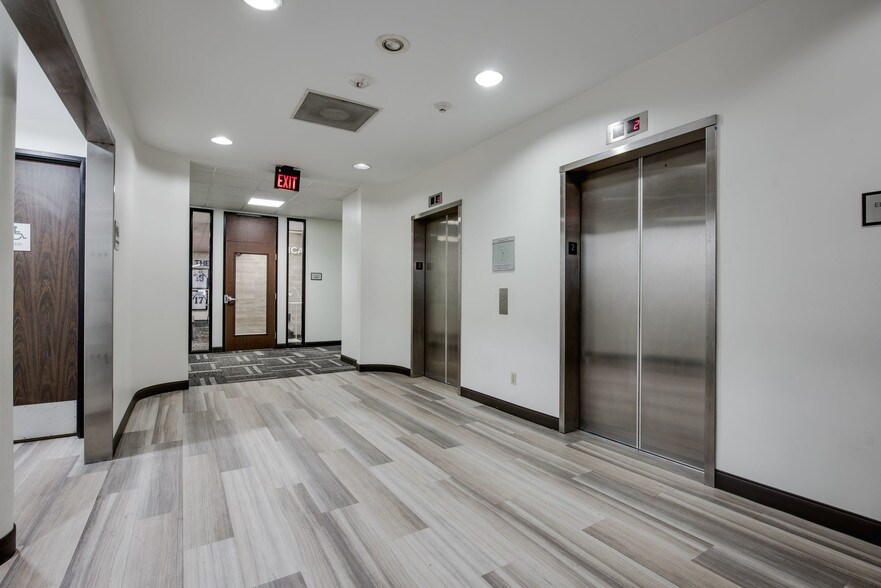 1200 E Copeland Rd, Arlington, TX à louer - Photo intérieure – Image 3 sur 21