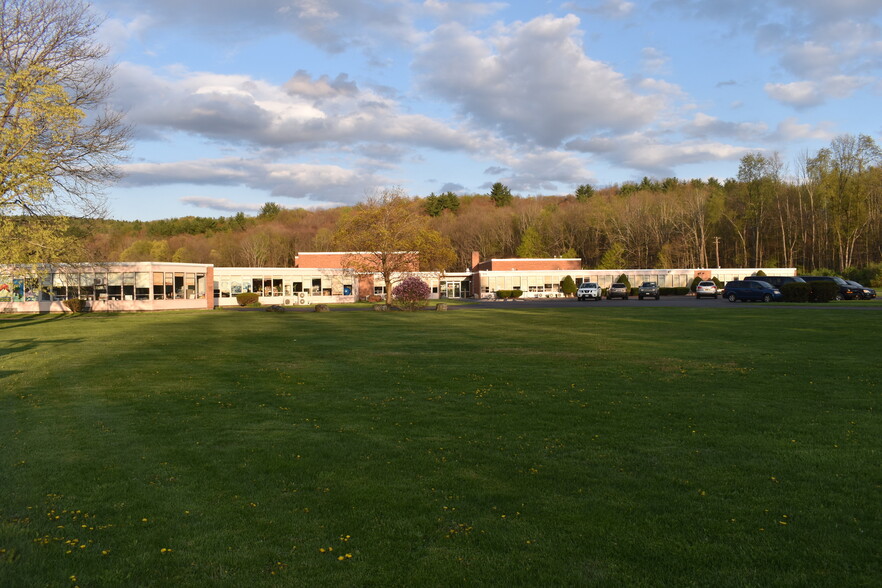213 Tracy Creek Rd, Vestal, NY à vendre - Photo de l’immeuble – Image 3 sur 51