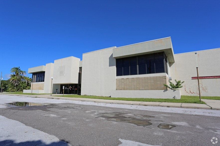 2147 Pine Forest Dr, Clearwater, FL à vendre - Photo de l’immeuble – Image 3 sur 13
