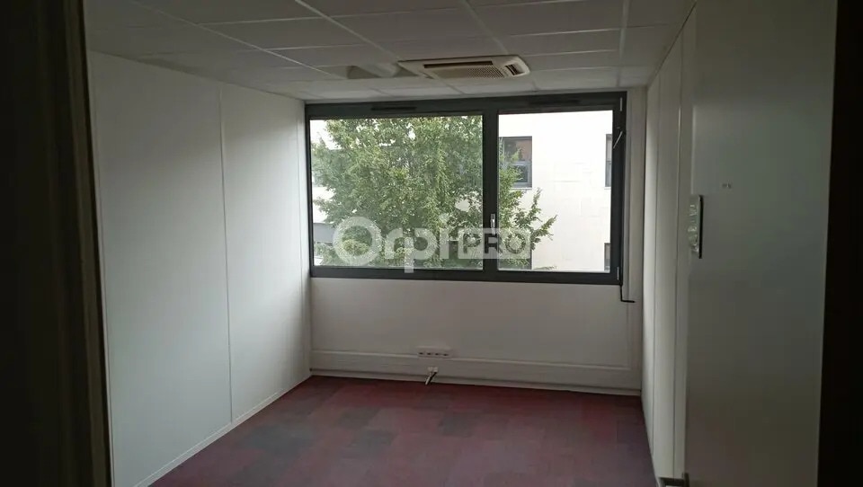 Bureau dans  à louer - Photo de l’immeuble – Image 2 sur 6