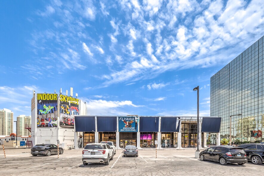 200 Convention Center Dr, Las Vegas, NV à louer - Photo de l’immeuble – Image 2 sur 8