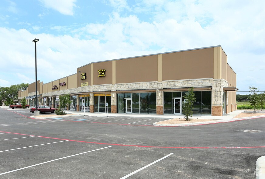 9706 Business Pky, Helotes, TX à louer - Photo principale – Image 2 sur 6