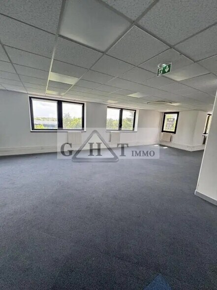 Bureau dans Saint-Denis à vendre - Photo de l’immeuble – Image 2 sur 12