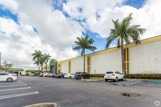 213-215 SE 10th Ave, Hialeah, FL à louer Photo intérieure– Image 2 sur 5