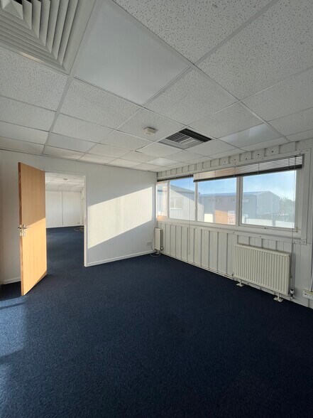 Bureau dans Hangar 4, Cecil Pashley Way, Shoreham Airport, Shoreham by Sea à louer - Photo intérieure – Image 2 sur 8
