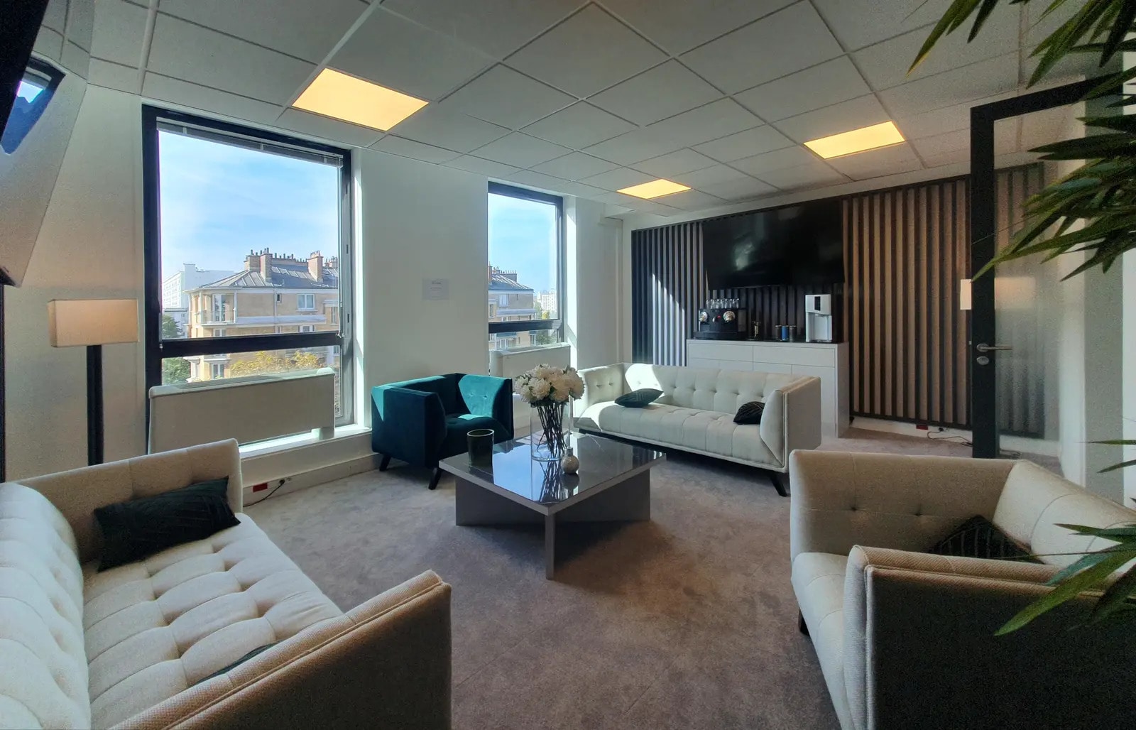 Local d'activités dans Saint-Cloud à vendre Photo intérieure– Image 1 sur 4