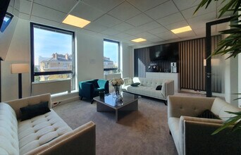 Local d'activités dans Saint-Cloud à vendre Photo intérieure– Image 2 sur 5