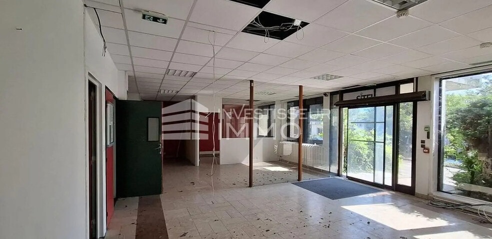 Bureau dans Pont-Sainte-Marie à vendre - Photo de l’immeuble – Image 3 sur 5