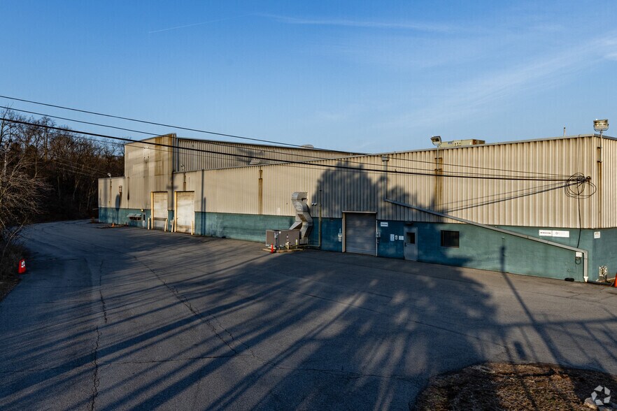 4930 Buttermilk Hollow Rd, West Mifflin, PA à vendre - Photo de l’immeuble – Image 2 sur 7