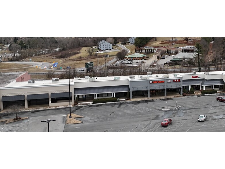 324 Towne Center Dr, Abingdon, VA à louer - Photo de l’immeuble – Image 3 sur 5