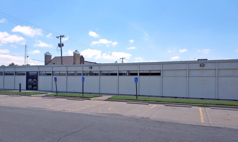 940 N Waco Ave, Wichita, KS à louer - Photo de l’immeuble – Image 2 sur 4