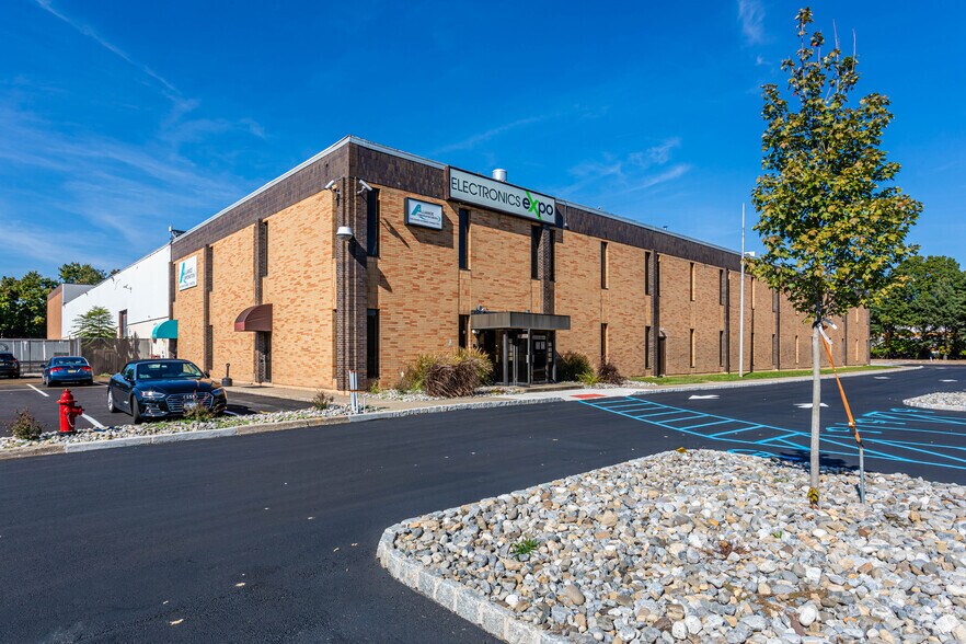 70 Demarest Dr, Wayne, NJ à louer - Photo de l’immeuble – Image 3 sur 8