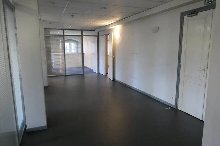 Local commercial dans Bayonne à louer - Photo de l’immeuble – Image 3 sur 12