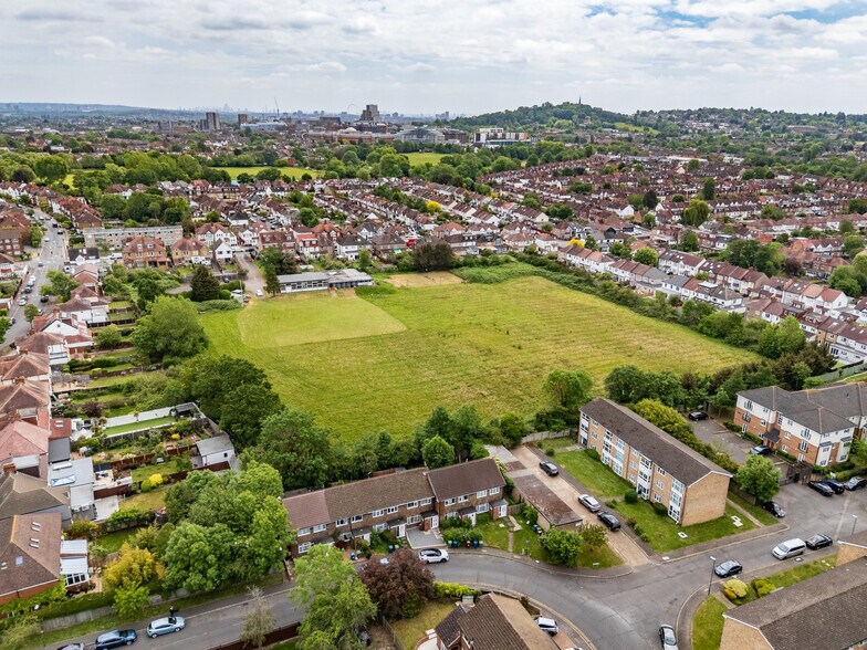 74 Pinner Vw, Harrow à vendre - Photo de l’immeuble – Image 1 sur 4